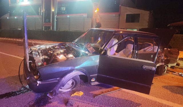 Gümüşhane'de İtfaiye Önünde Kaza: Kontrolden Çıkan Otomobil Kaldırıma Çarptı