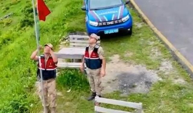 Santa Harabeleri’nde jandarmadan anlamlı bayrak hassasiyeti