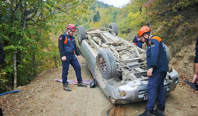 Artvin’de Kamyonet Devrildi: 2 Kişi Yaralandı