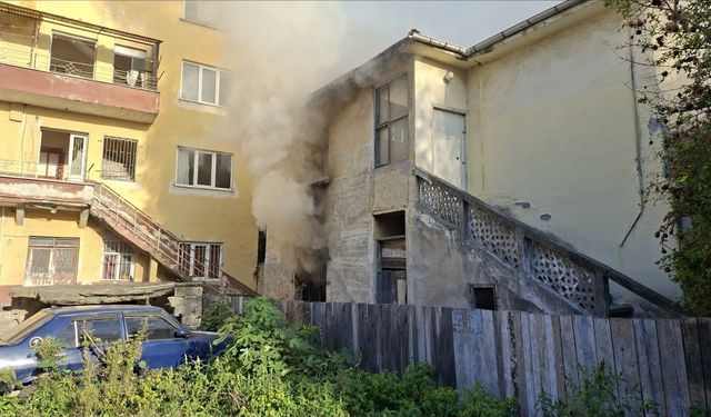Samsun'da 2 Katlı Evde Yangın! Piknik Tüpü Alev Aldı