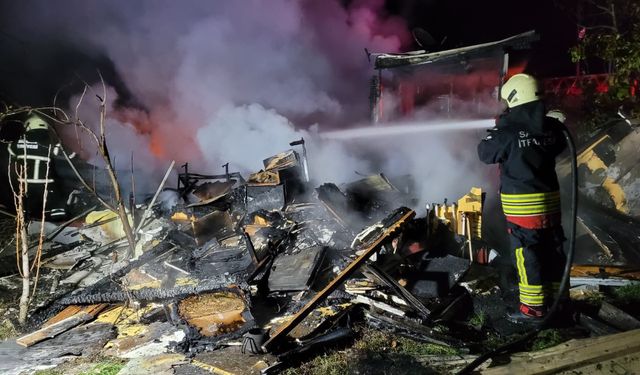 Samsun'da Korkutan Yangın! İki Katlı Ahşap Ev Kül Oldu
