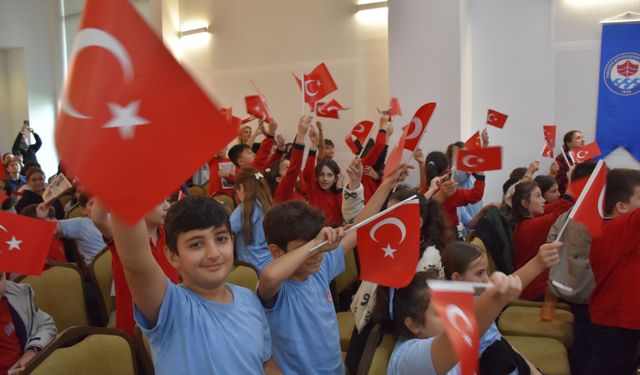 Trabzon'da Cumhuriyet Balosu! 60 Öğrenci Sahneye Çıktı