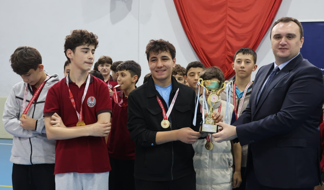 Şalpazarı'nda 29 Ekim Coşkusu! Genç Sporcular Kupa ve Madalyalarına Kavuştu