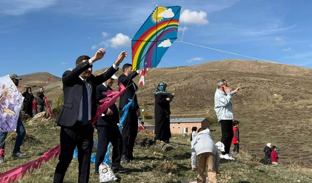 Bayburt'ta Gökyüzü Renklendi! Aydıntepe'de Uçurtma Şenliği