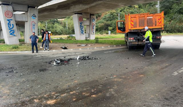 Rize'de Karayolları Kamyonuyla Kafa Kafaya Çarpışma! 2 Yaralı