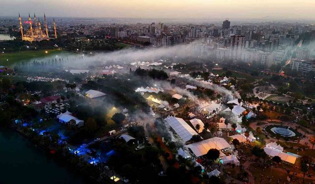 Adana'da kebap dumanı gökyüzünü kapladı, metrelerce kuyruk oluştu