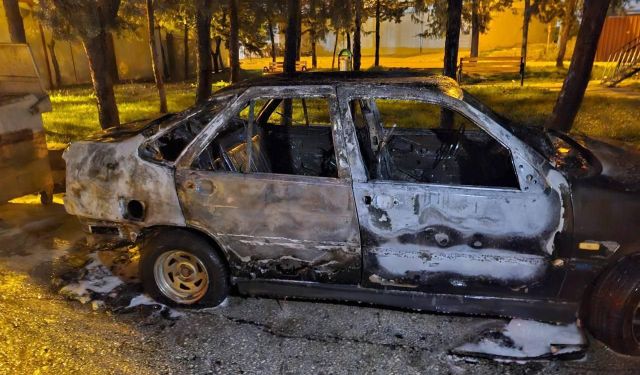 Alevlere teslim olan otomobil yanarak kullanılmaz hale geldi