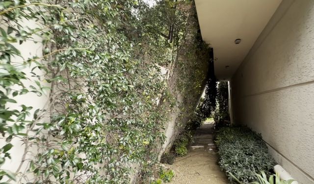 Avcılar'da istinat duvarı evin üzerine çöktü