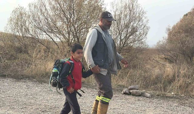 Babasının sırtında dereyi geçiyordu, engelli öğrenci için kaymakamlık harekete geçti