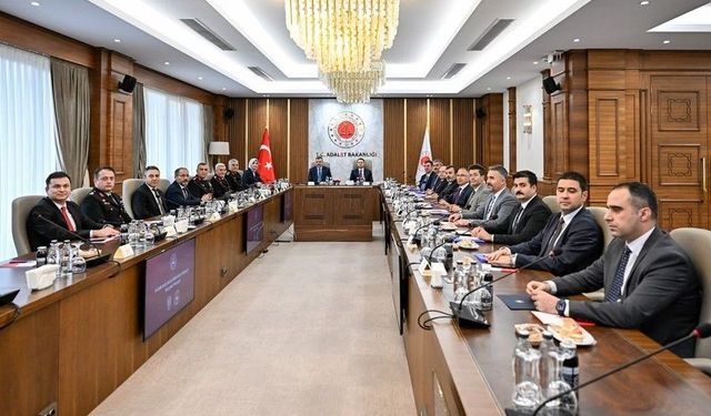 Bakan Gürlek, Bakan Çiftçi ile bir araya geldi
