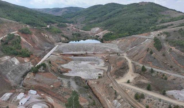 Bayburt Petekli Göleti'nde gövde dolgu çalışmaları sürüyor