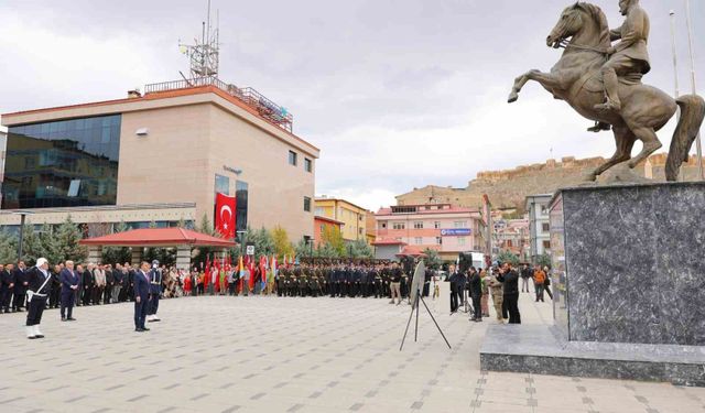 Bayburt'ta Cumhuriyet Bayramı kutlamaları çelenk sunumuyla başladı