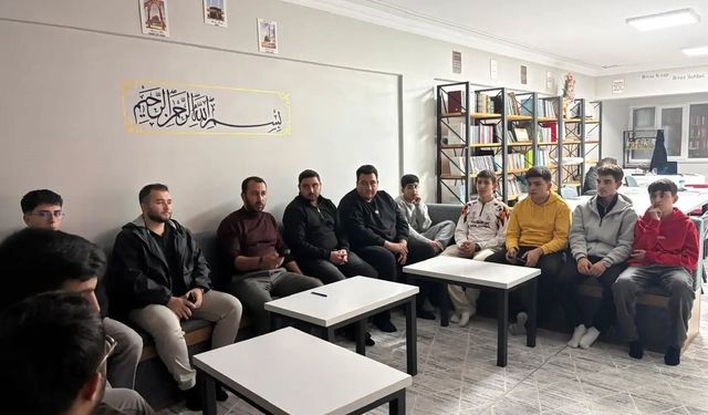 Bayburt'ta gençler Aliya İzzetbegoviç'i andı