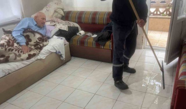 Bursa'da yağmur suları apartmanları bastı: 90 yaşındaki vatandaş mahsur kaldı