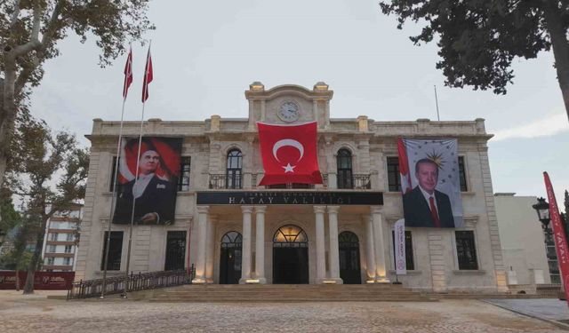 Depremin ardından yeniden inşa edilen 98 yıllık tarihi valilik binasında saat 04.17'de sabitlendi