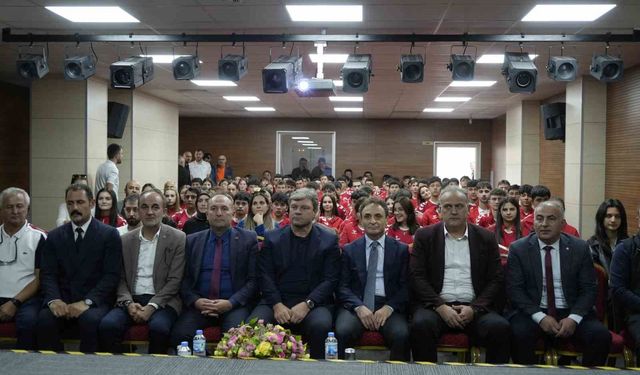 Ertuğrul Sağlam'dan gençlere ahlak ve başarı tavsiyesi