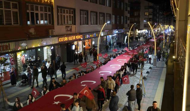 Gümüşhane'de meşaleler ve marşlar eşliğinde Cumhuriyet yürüyüşü