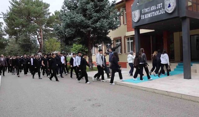 Öğrenciler kahraman havacılarla buluştu, savaşan şahinler Karadeniz'e havalandı