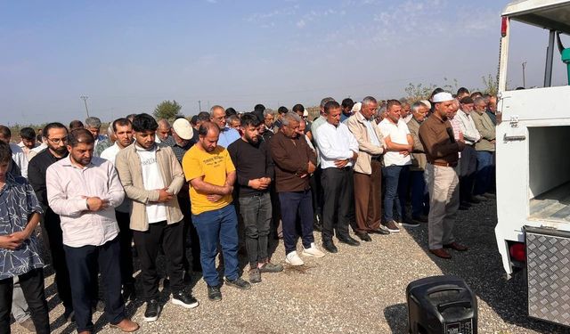 Otomobilin çarpmasıyla ölen anne ve kız çocuğu yan yana defnedildi