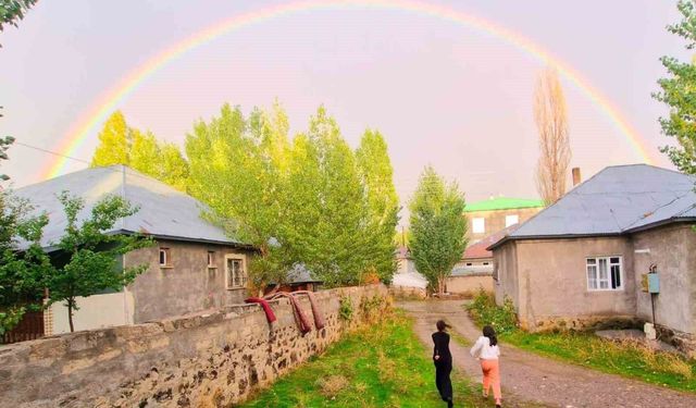 Patnos'ta yağmur sonrası muhteşem görüntü: Gökkuşağı hayran bıraktı