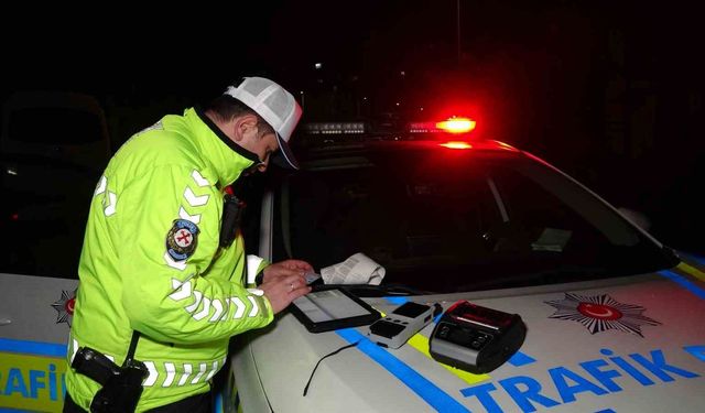 Polisin 'Dur' ihtarına uymadı, kaçarken bir motorsiklete çarptı, yakalandığında 0,83 promil alkollü çıktı, 265 bin lira ceza yedi