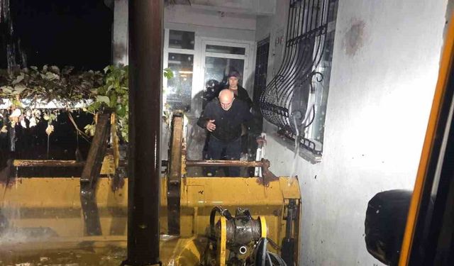 Sel suları evi kuşattı: Yaşlı çift kepçeyle kurtarıldı, 30 koyun için seferber olundu