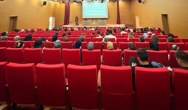 Üniversite öğrencilerine şiddetin işaretleri anlatıldı
