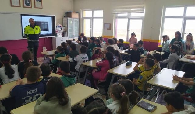 Sinop'ta Polis Ekipleri İlkokul Öğrencileriyle Buluştu: Çocuklara Hayati Uyarılar!