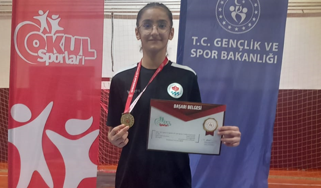 Trabzon'da 7. Sınıf Öğrencisi Mehlika Tabak'tan Büyük Başarı: Rakiplerini Geride Bıraktı!