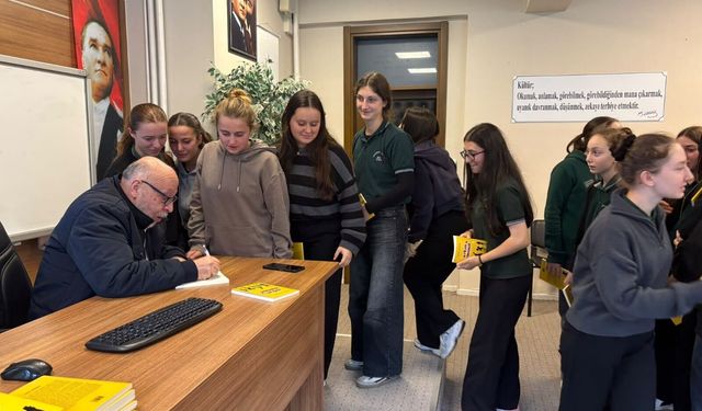 Kamil Anahar'dan Tonya'da öğrencilere anlamlı jest: 200 kitap hediye etti
