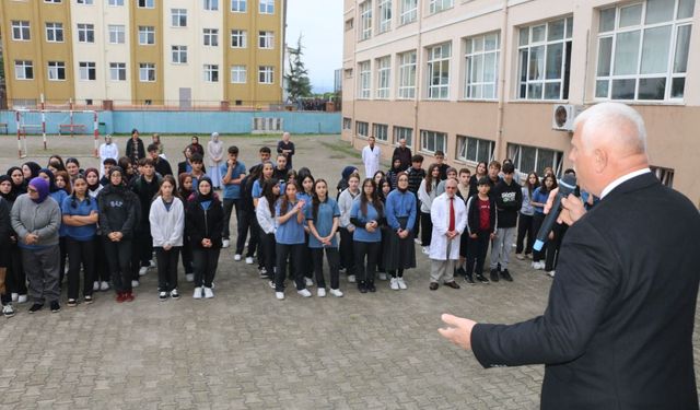Trabzon'da Bayrak Töreninde Dikkat Çeken Mesaj! Gençlere Çağrı