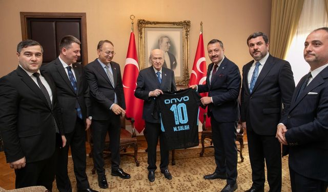 Devlet Bahçeli'ye Trabzon'dan Sürpriz Hediye! Muhammed Salah'ın İmzalı Forması Takdim Edildi