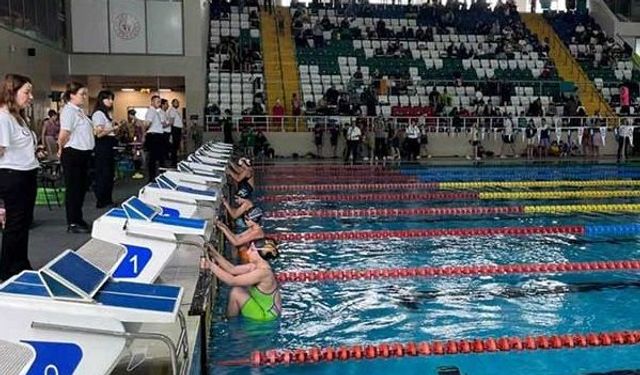 Giresun'da 118 Erkek ve 114 Kız Yüzücü Cumhuriyet İçin Kulaç Attı