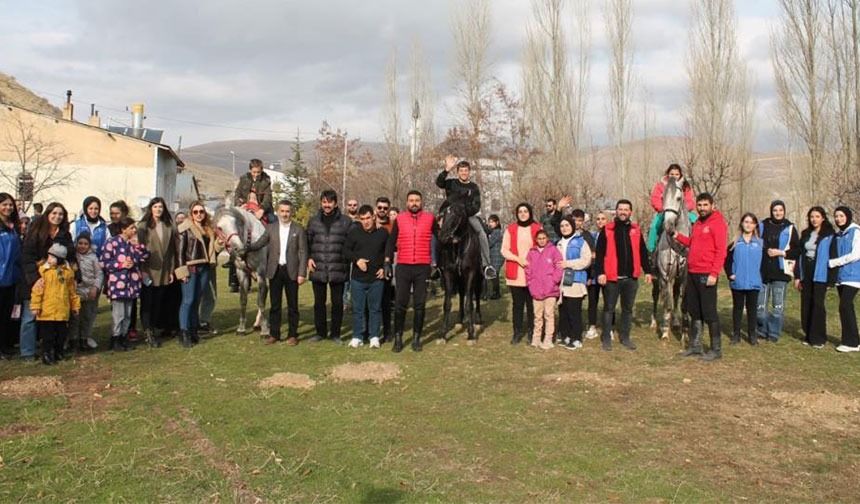 Bayburt'ta özel gereksinimli öğrenciler at çiftliğinde at binerek keyifli vakit geçirdiler. 