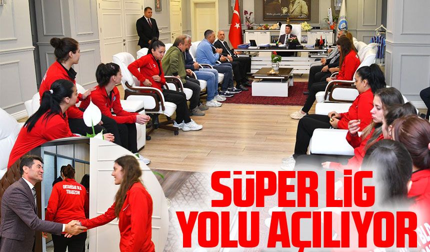 Ortahisar Belediye Başkanı Ahmet Kaya, Bayan Hentbol Takımı'nı kabul etti