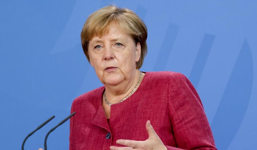 Merkel, Kitabında Dünya'ya "Hızır Gibi Yetişen" iki Türk'ü Açıkladı!