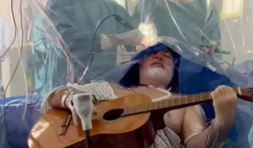 Beyin Ameliyatında Tarihi An: Hasta Gitar Çalarak Tümör Operasyonu Geçirdi