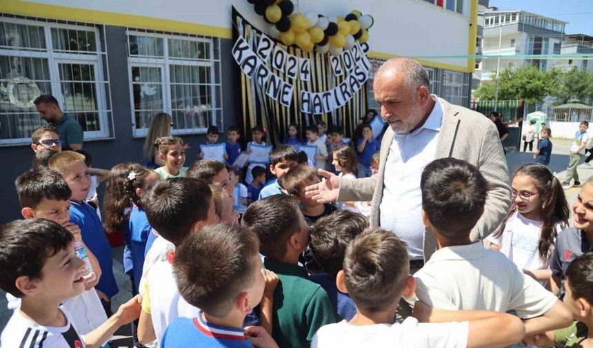 Başkan Sandıkçı, öğrencilerin karne heyecanına ortak oldu