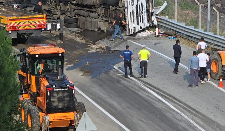 Borçka’da TIR Kazası Korkuttu: Virajlı Yol Yine Tehlike Saçtı