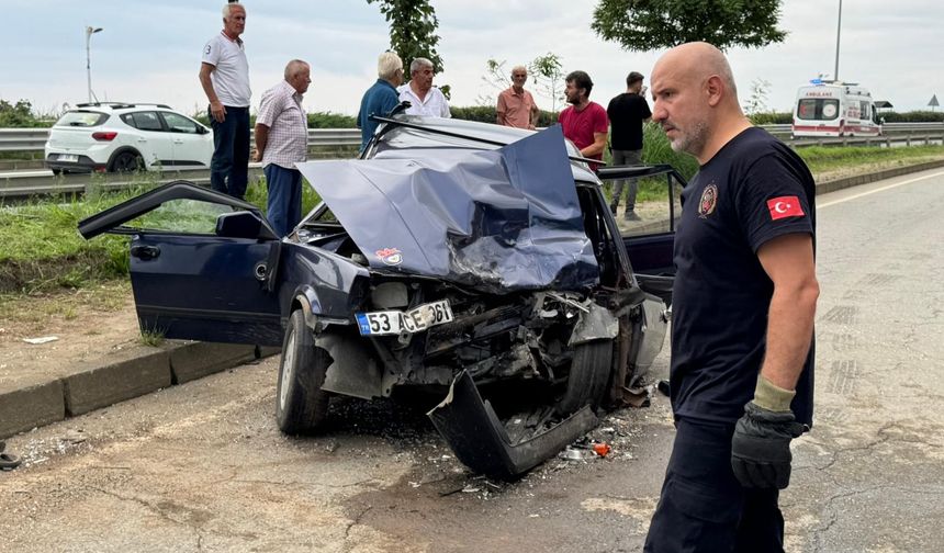 Aynı Aileden 6 Yaralı! Rize'de Araçlar Kafa Kafaya Çarpıştı...