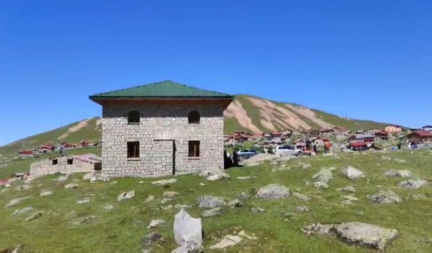 "Koçdüzü Yayla Camii İbadete Açıldı! 2 Bin 400 Rakımda Tarihi An"