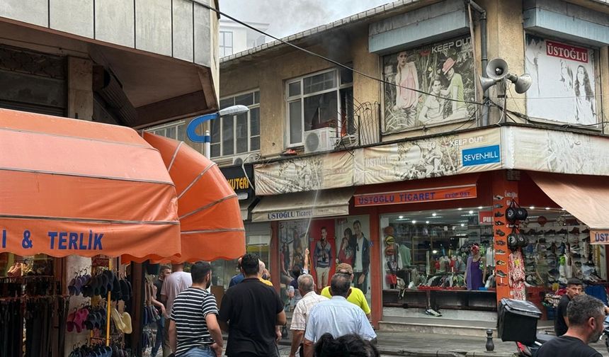 Elektrik Dağıtım Şirketi Ofisinde Yangın! İlk Müdahale Vatandaştan...