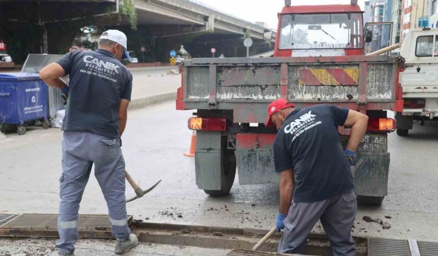 Canik’te mazgallar sağanak yağışa karşı temizleniyor