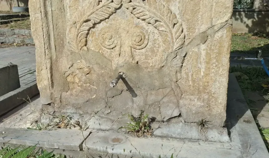 Ecdat Mirası Sahipsiz Cihad Çeşmesi Çöküyor