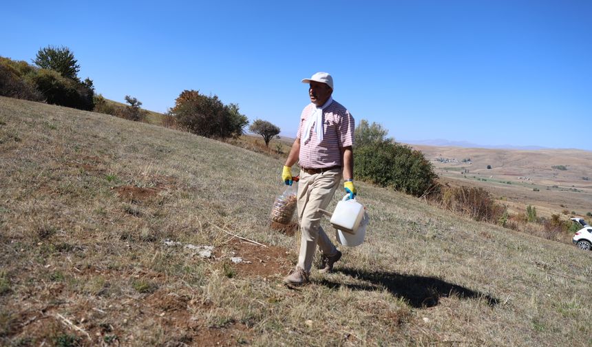 Cebinde taşıdığı tohumları 21 yıldır köyünün çorak arazileriyle buluşturuyor