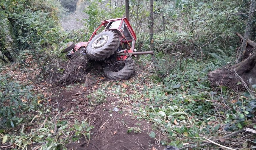 Samsun'da devrilen traktörün sürücüsü yaralandı