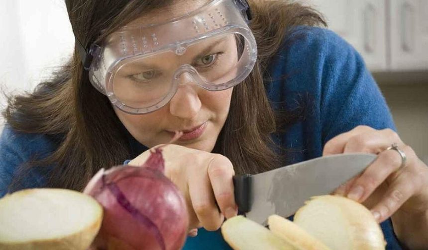 Gözyaşlarına Son! Soğan Doğrarken Ağlamayı Önleyen 3 Etkili Mutfak Hilesi