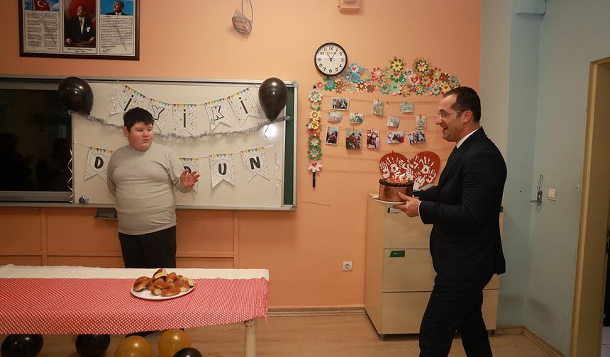 Başkan Osman Nuri Ekim’den Anlamlı Ziyaret: Özel Eğitim Sınıfında Duygu Dolu Doğum Günü Sürprizi!