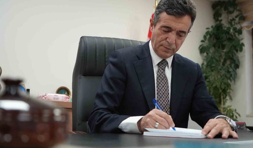 40 yıl önce mezun olduğu okula müdür olarak döndü: Bayburtlu eğitimci şimdi hatıra defteri tutuyor