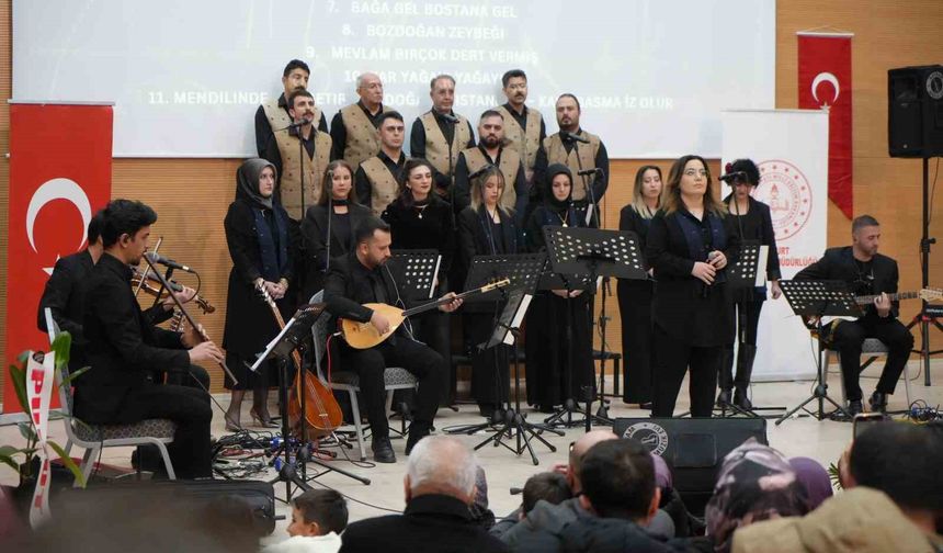 Bayburt'ta öğretmenlerden türkü ziyafeti